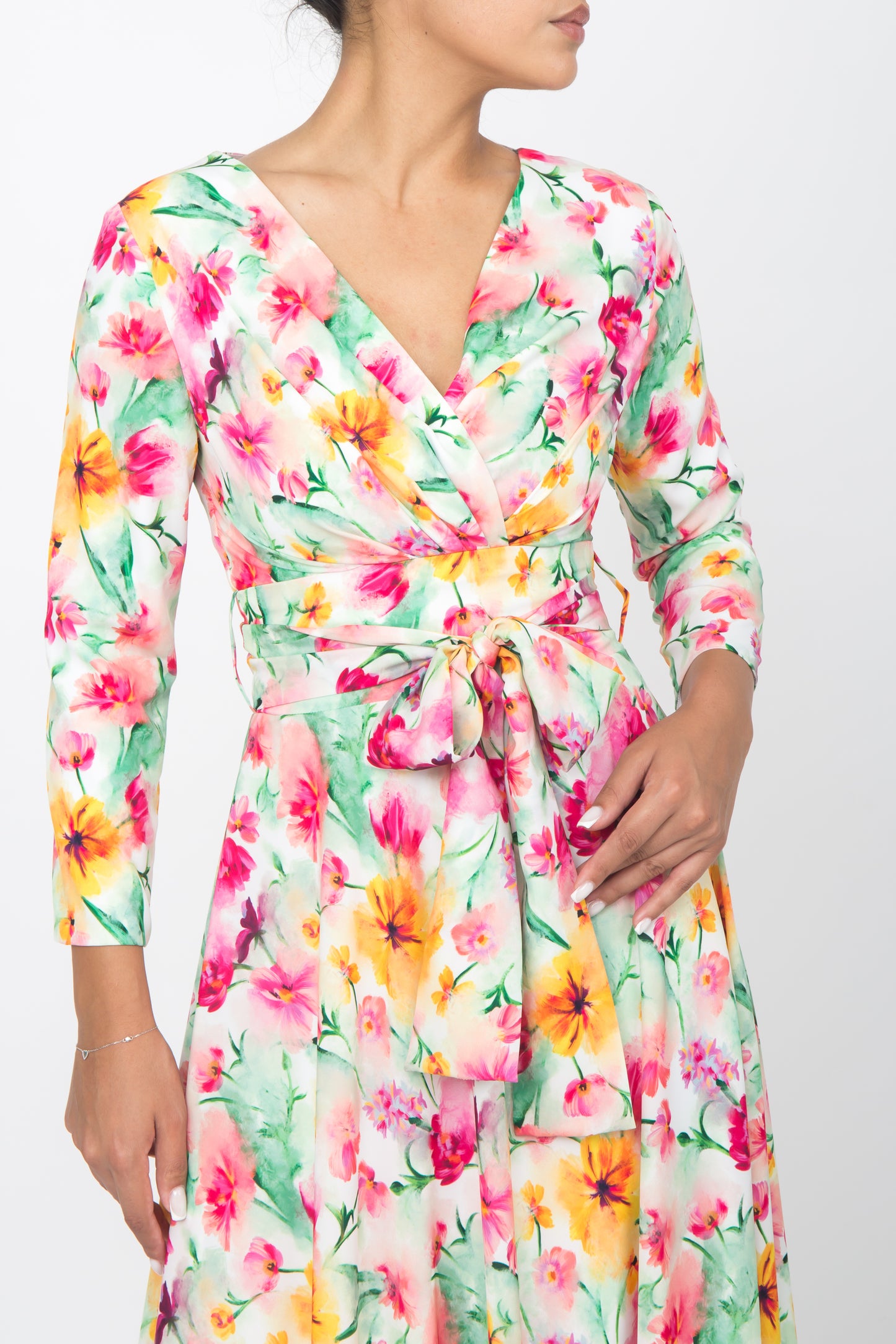 Elegant floral print dress made of luxurious silk with a flattering V-neck and long sleeves