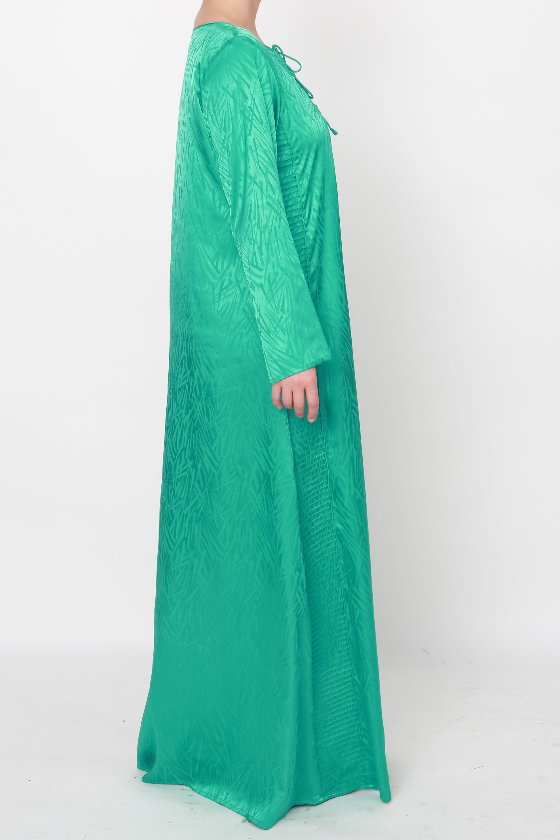 Fashionable green dress with elegant details and versatile style