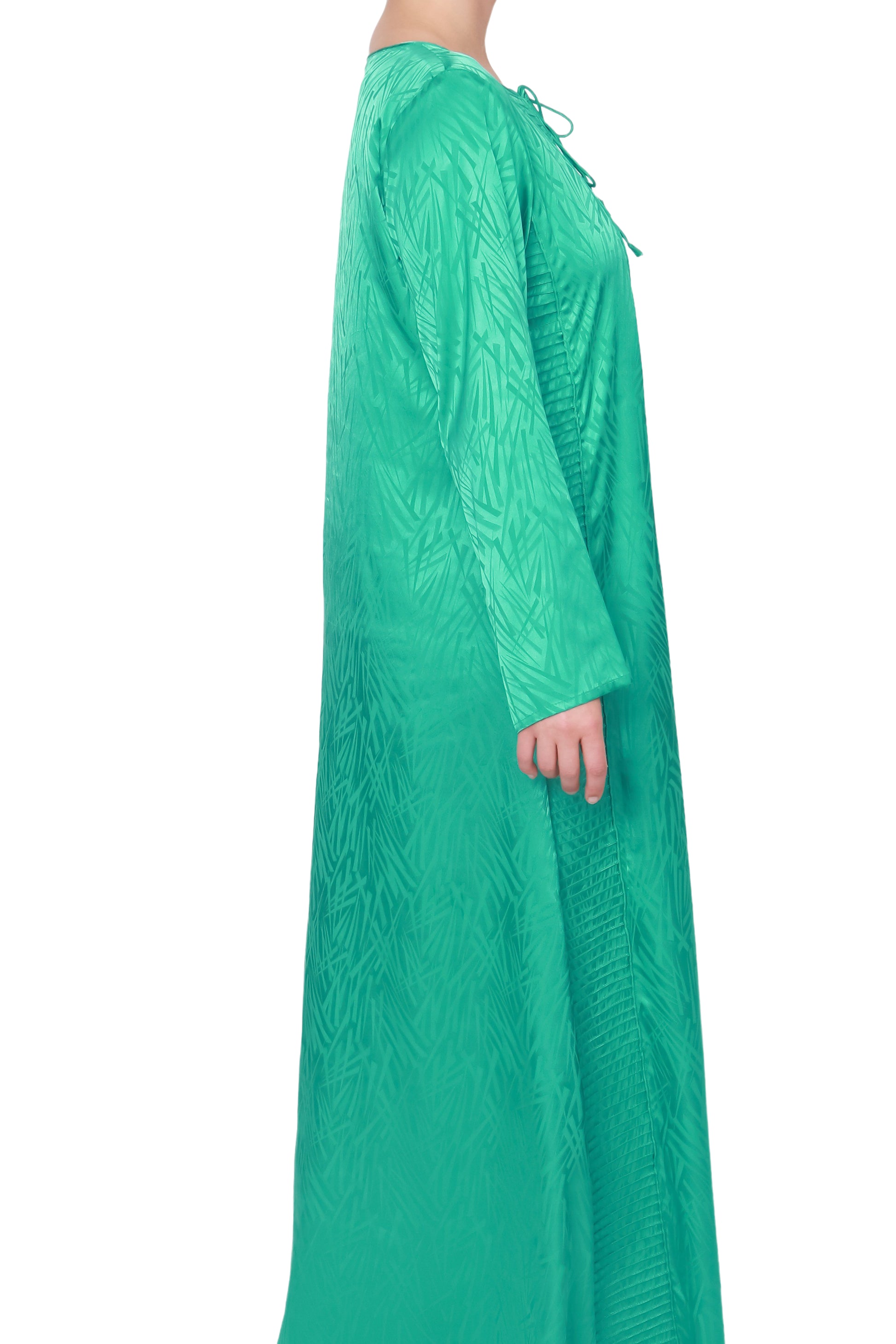 Fashionable green dress with elegant details and versatile style